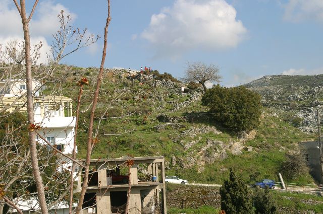Kreta2007-0080 Jongeren sleuren op de top van de heuvel droge struiken aan voor de paasvuren
