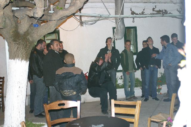Kreta2007-0101 De paasnachtviering wordt ingezet met het luiden van de klok en het ploffen van voetzoekers