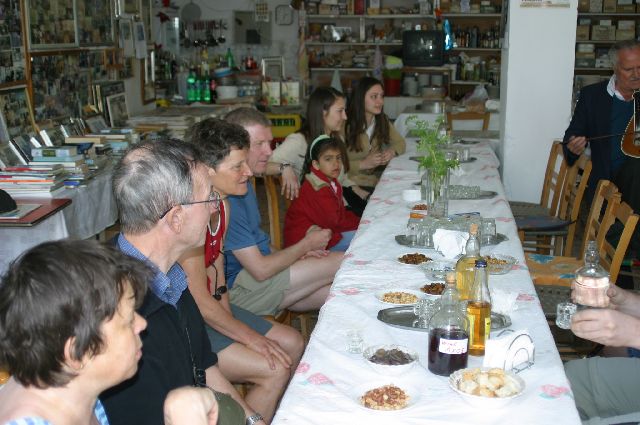 Kreta2007-0176 Wijn, raki, nootjes, rozijnen, ...