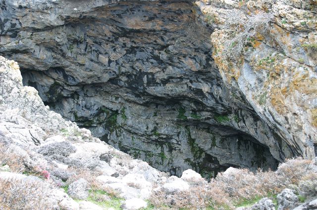 Kreta2007-0207 Ingang van de Kamaresgrot