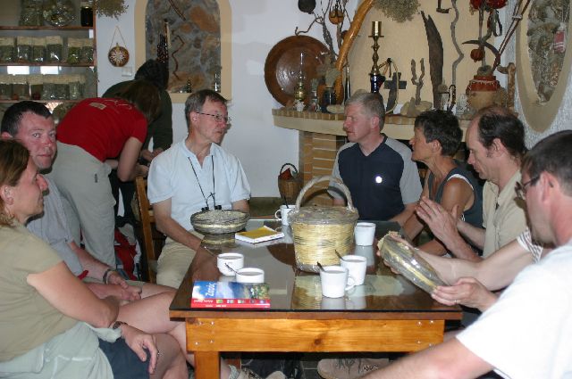 Kreta2007-0268 Op theevisite bij de kruidenverzamelaar