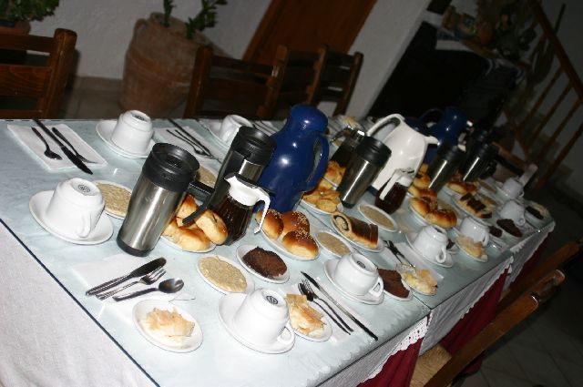 Kreta2007-0302 Een uitgebreid Grieks ontbijt met meer dan 10 verschillende soorten gebakjes!