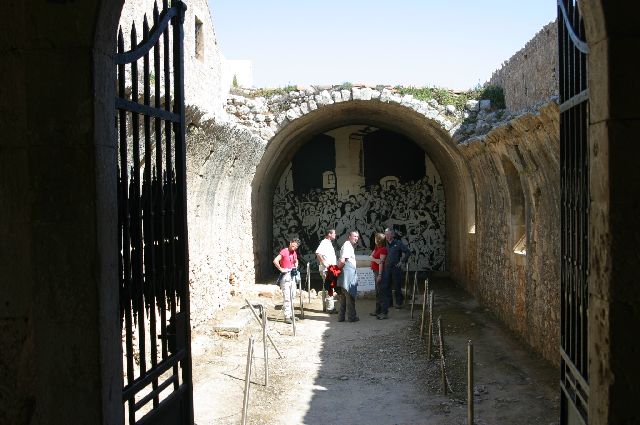 Kreta2007-0320 In dit kruitmagazijn verloren enkele honderden mensen het leven toen men het liet ontploffen bij de verovering van het klooster
