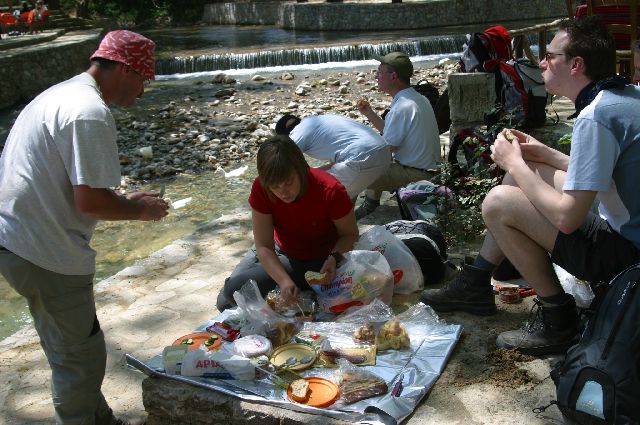 Kreta2007-0337 Picknick aan de rand van een riviertje