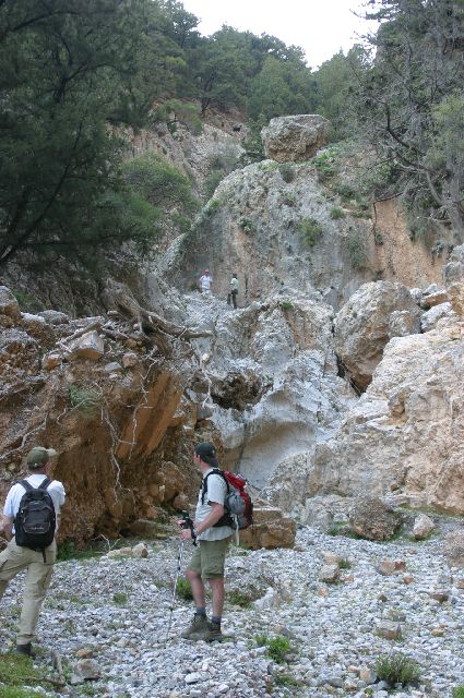 Kreta2007-0340 Na driekwartier stappen is de kloof versperd en beseffen we dat we een heel eind foutgelopen zijn