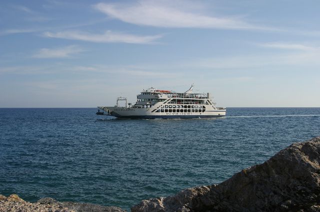 Kreta2007-0455 De ferry die de kustdorpen aandoet