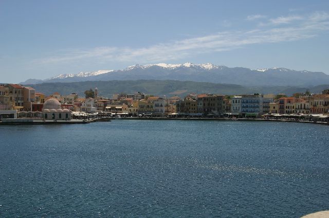 Kreta2007-0523 En van de weinige plaatsen waar je vanop het strand besneeuwde bergen kunt zien